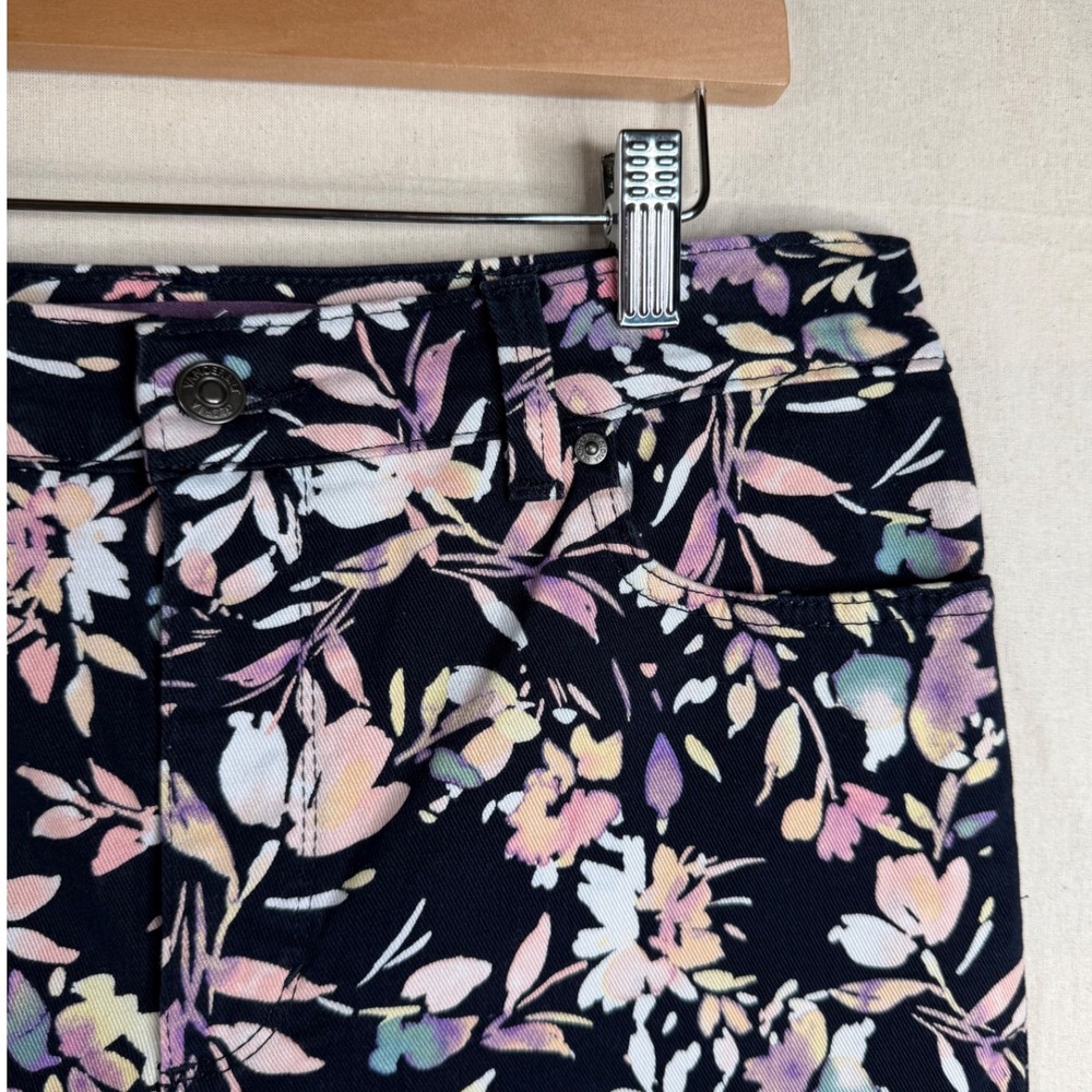 Gloria Vanderbilt Women's Floral Print Amanda Capri Pants size 10 Black/Pink - Picture 5 of 11